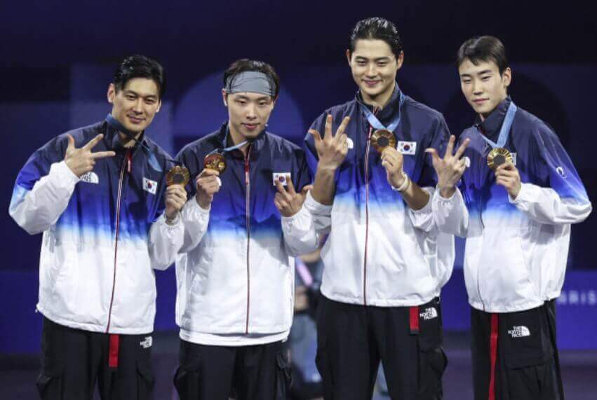 펜싱 팀코리아 금메달 시상대 장면