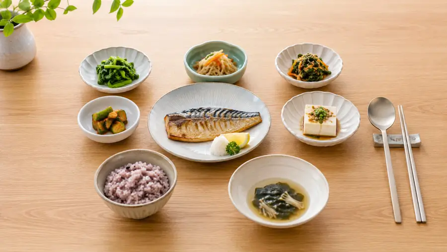 채소 반찬, 생선구이, 두부, 잡곡밥이 적당한 양으로 놓인 한국식 외식 상차림