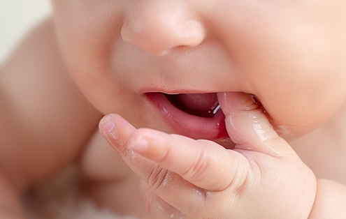 아기가 손가락 빠는 이유와 대처법