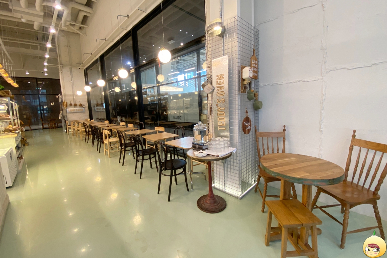 테디스오븐 카페 공간