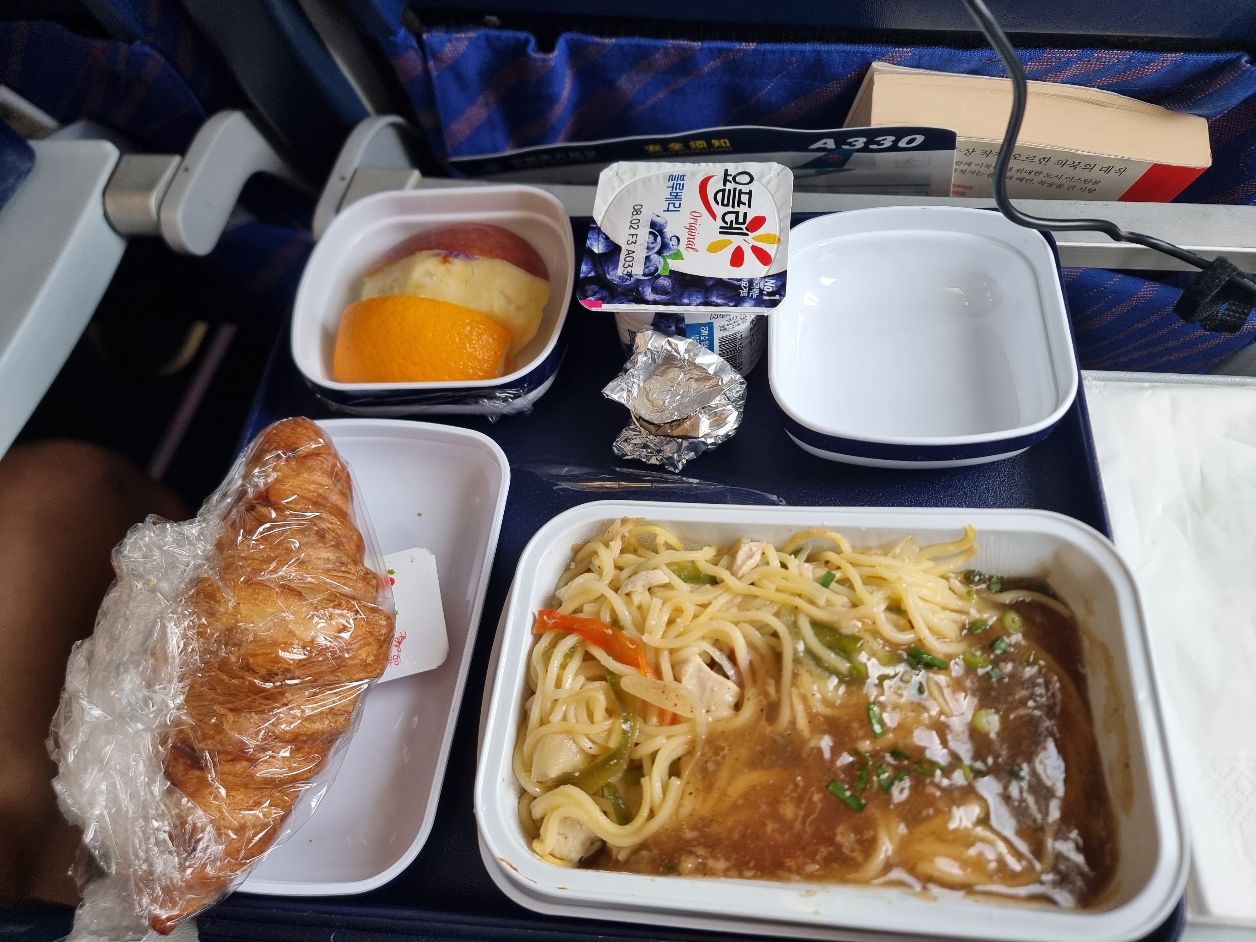 오랜만에 기내식. 치킨누들