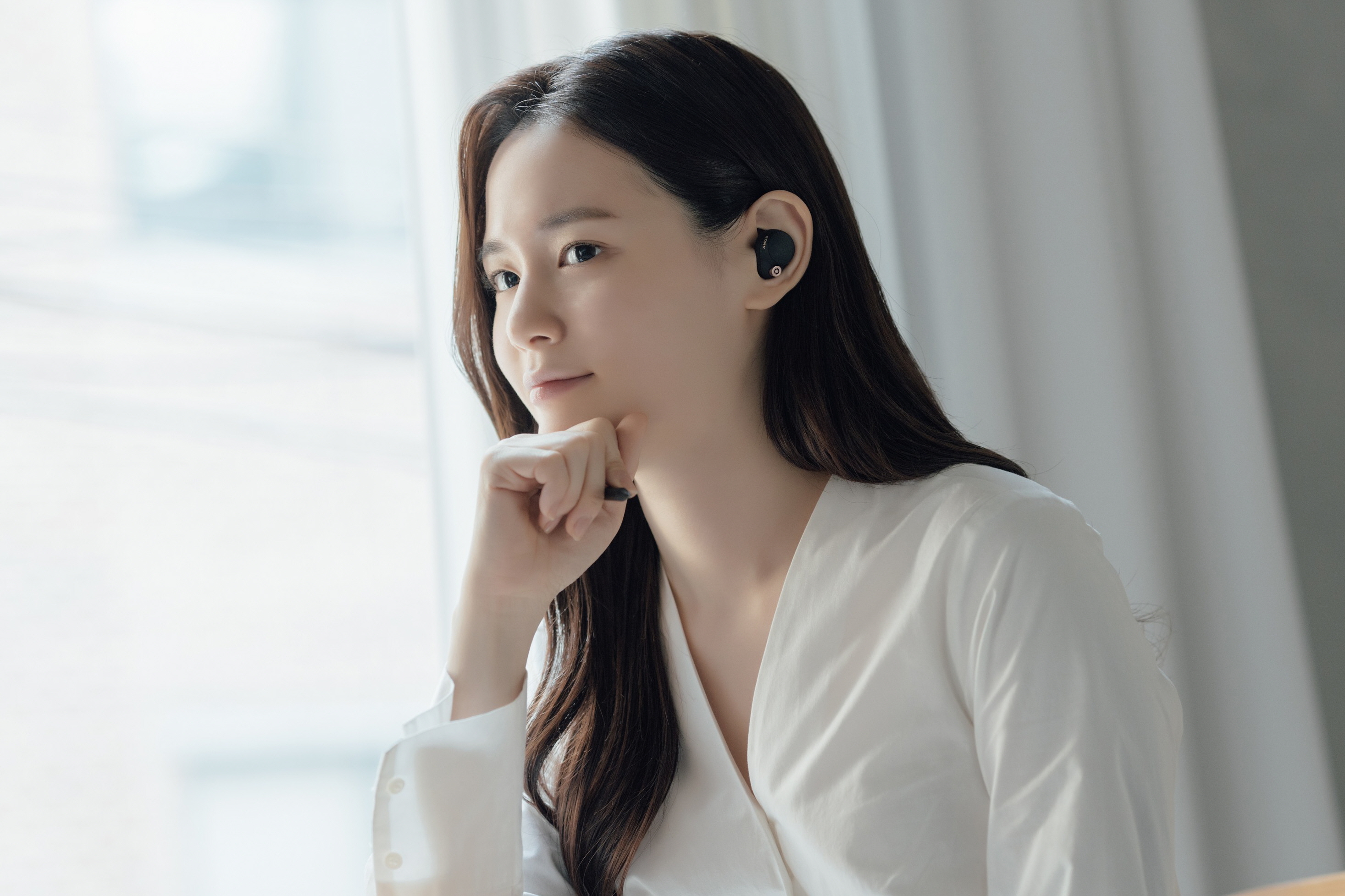 소니 무선 이어폰 WF-1000XM4으로 음악을 감상하는 모습