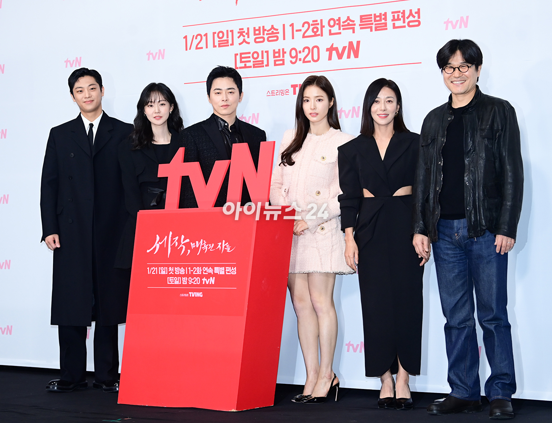(왼쪽부터)배우 이신영-박예영-조정석-신세경-장영남-이규회가 16일 오후 서울 구로구 라마다 호텔에서 열린 tvN 새 토일 드라마 '세작, 매혹된 자들' 제작발표회에 참석하고 있다. [사진=정소희 기자]