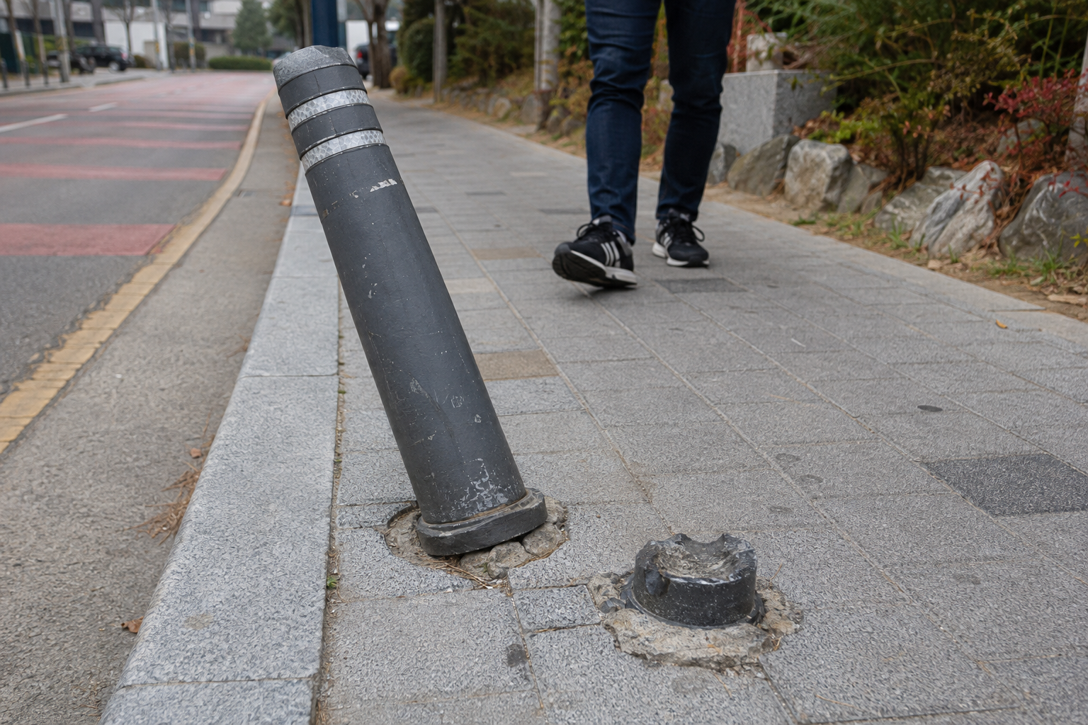 볼라드는 왜 설치할까? 볼라드 종류와 안전 기능 알아보기