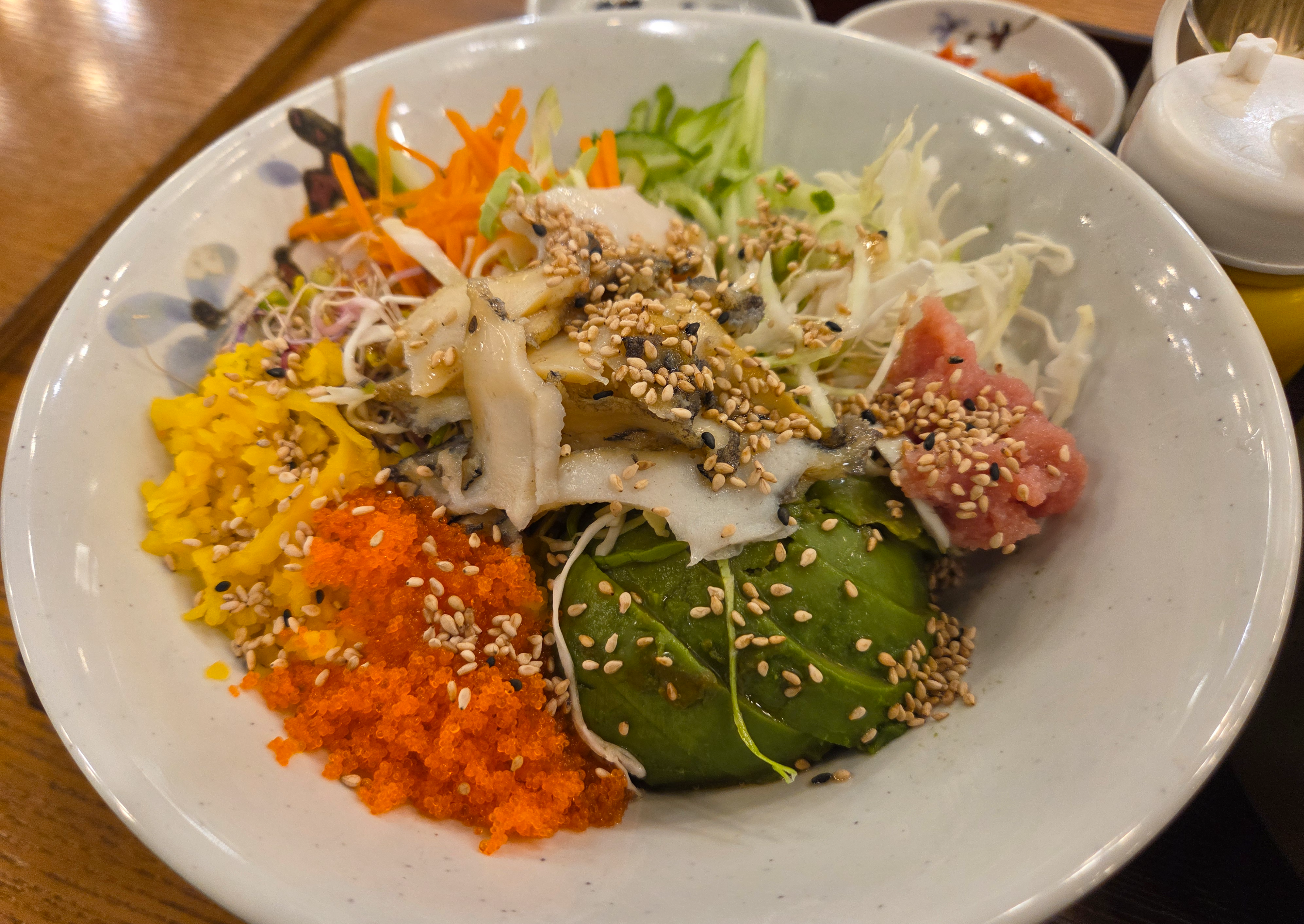 부드러운 아보카도와 쫄깃한 전복&amp;#44; 알록달록한 채소가 담긴 전복 아보카도 명란 비빔밥