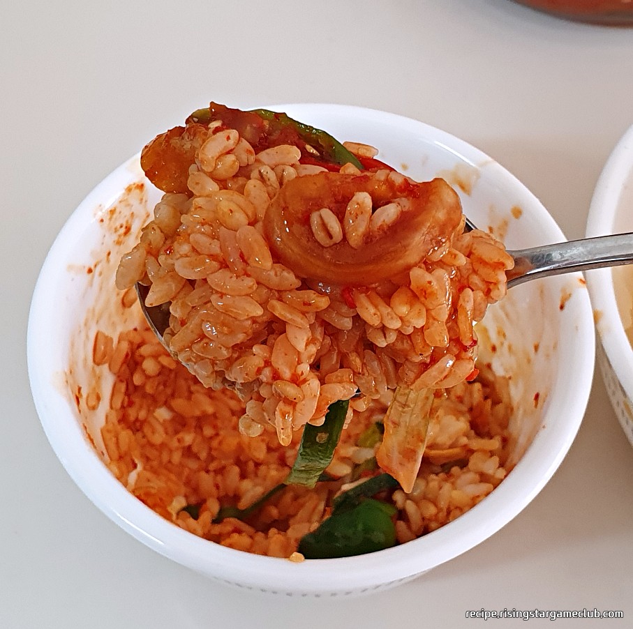 완성된 맛있는 양념게장 양념을 뜨거운 밥에 비벼 놓은 사진 