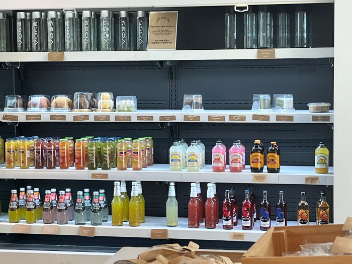 다양한 음료와 케이크