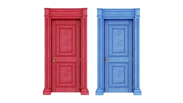 나무 문. 각져있고 문 손잡이 위 아래로 네모난 문양이 크게 박혀있다. 동일한 문양과 모양의 문이 2개 있다. 오른쪽은 빨강색, 왼쪽은 파란색