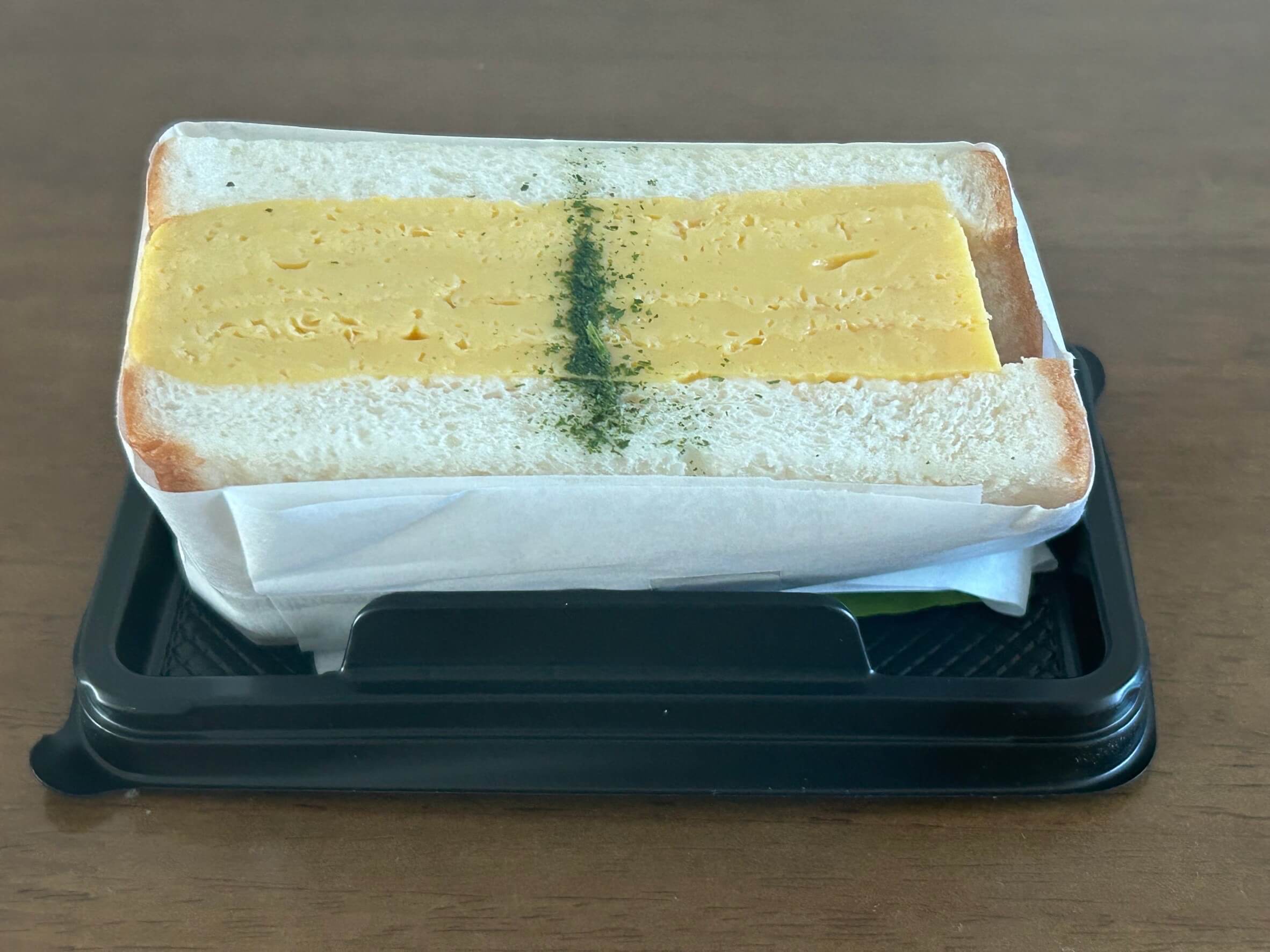 포장지를 개봉한 샌드위치
