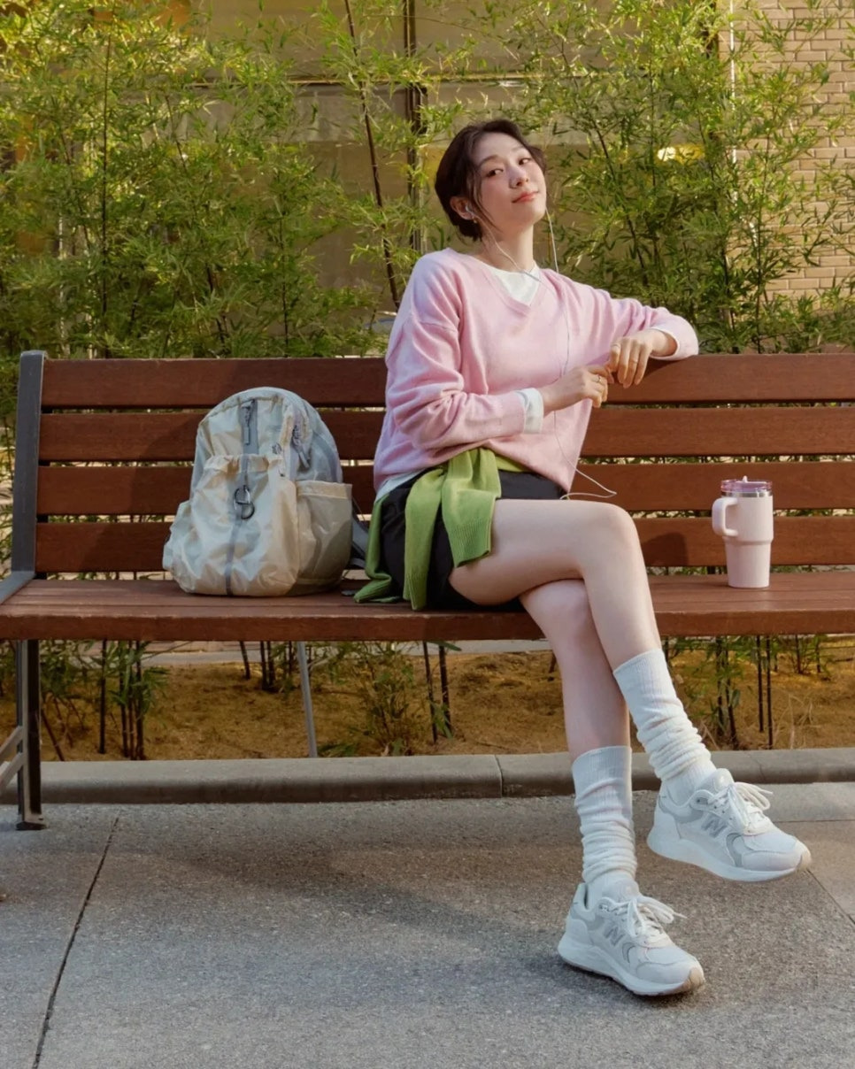 운동복 차림에 뉴발란스 스포츠 백팩과 포즈를 취하는 김연아