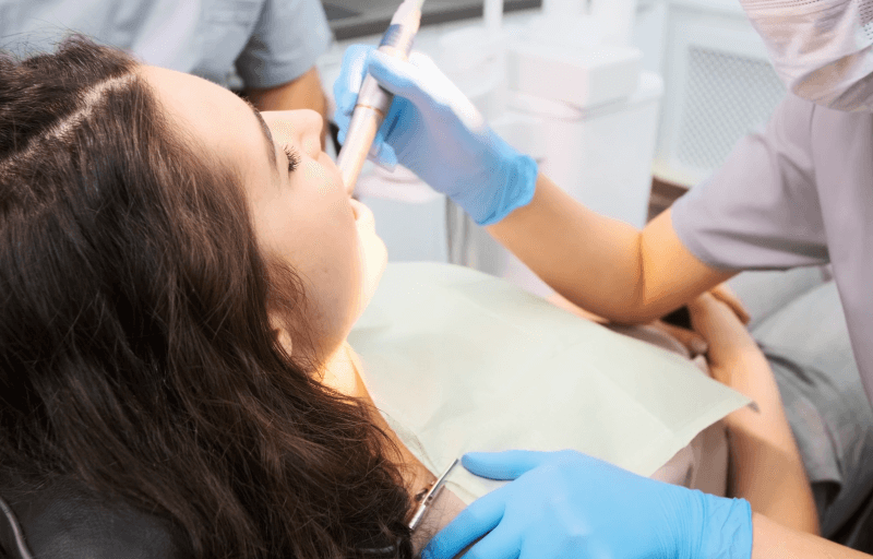 치과-치교받는-사람
