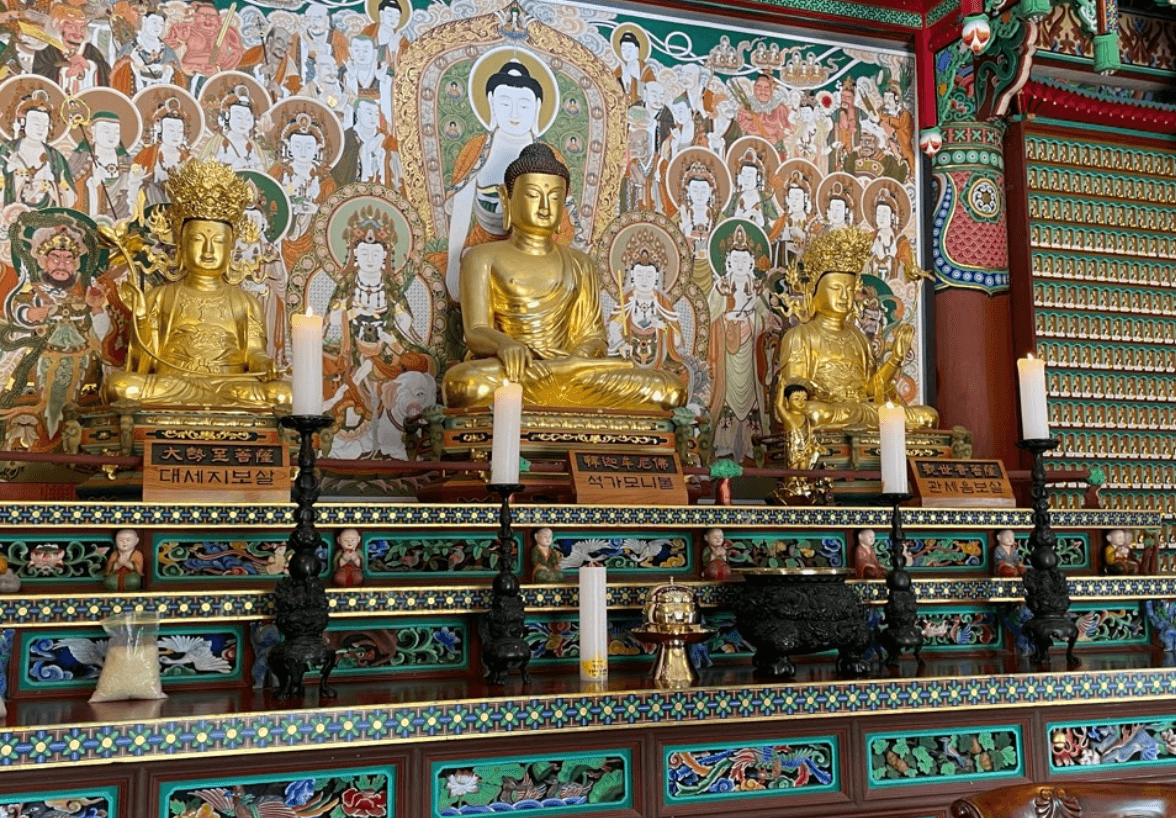 불단의 향로와 촛대