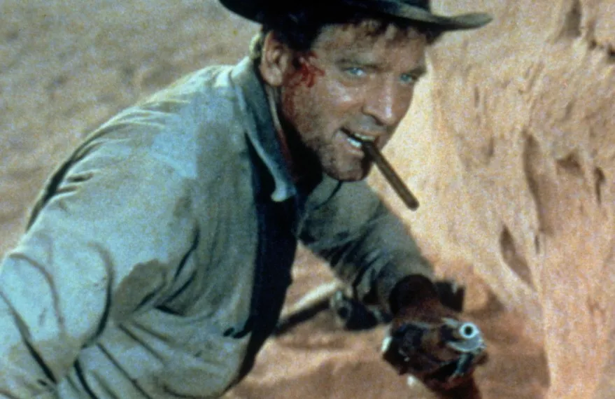 돌워스가 담배를 물고 총을 들고 있는 모습