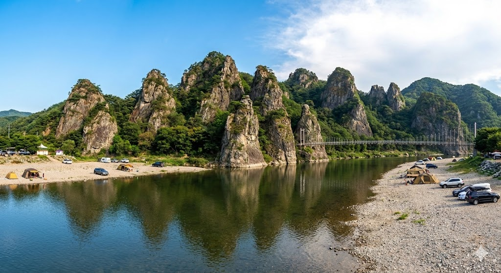 수주팔봉의 출렁다리와 강변 전경 사진