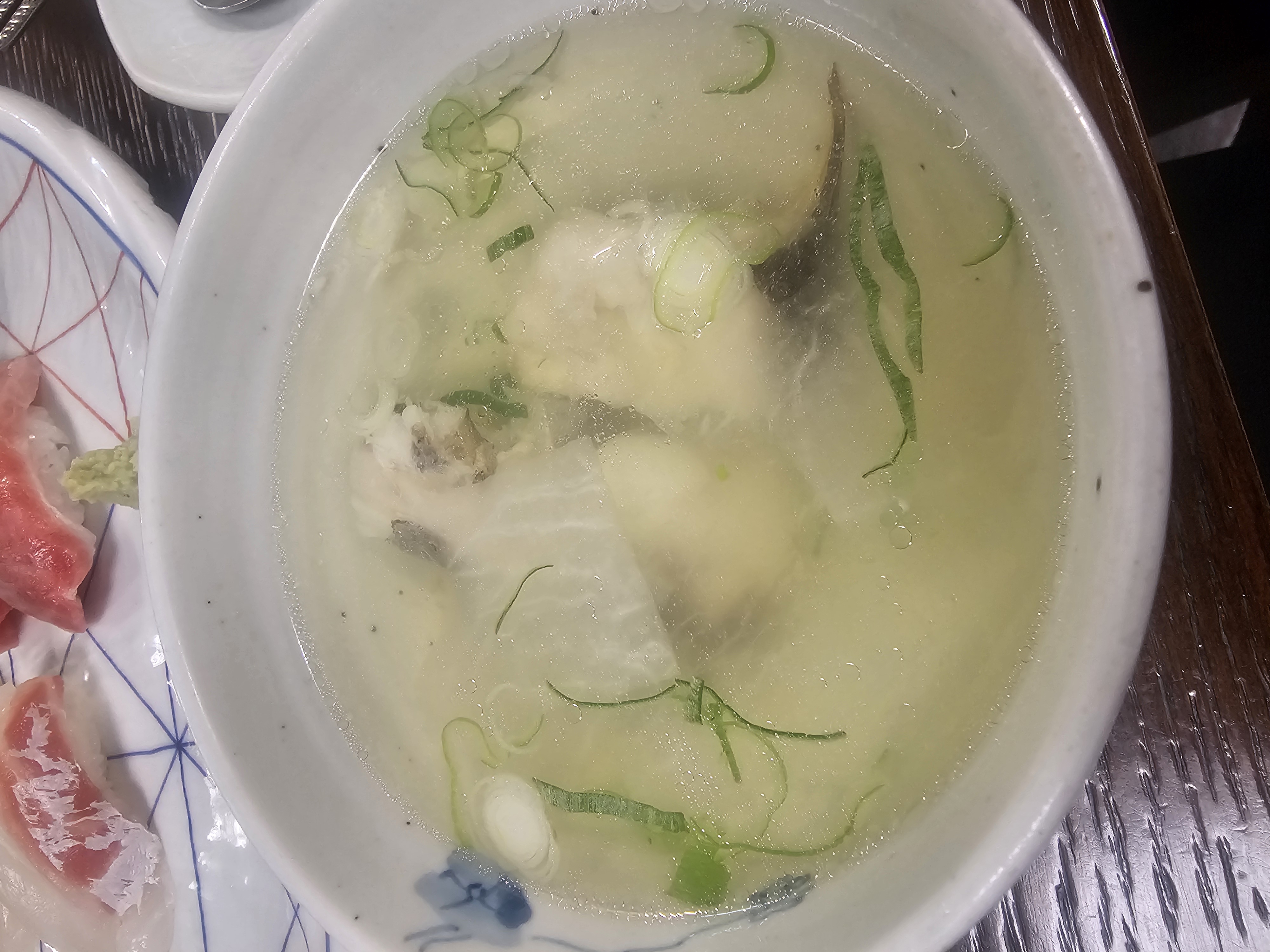 부산 남포동 삼송초밥 맑은 국물, 두부와 대파 넣은 스이모노