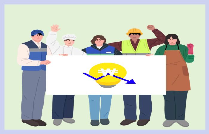 여러 직종의 근로자들이 환하게 웃으며 현수막을 들고 있는 모습과 원 안의 하락 화살표 아이콘