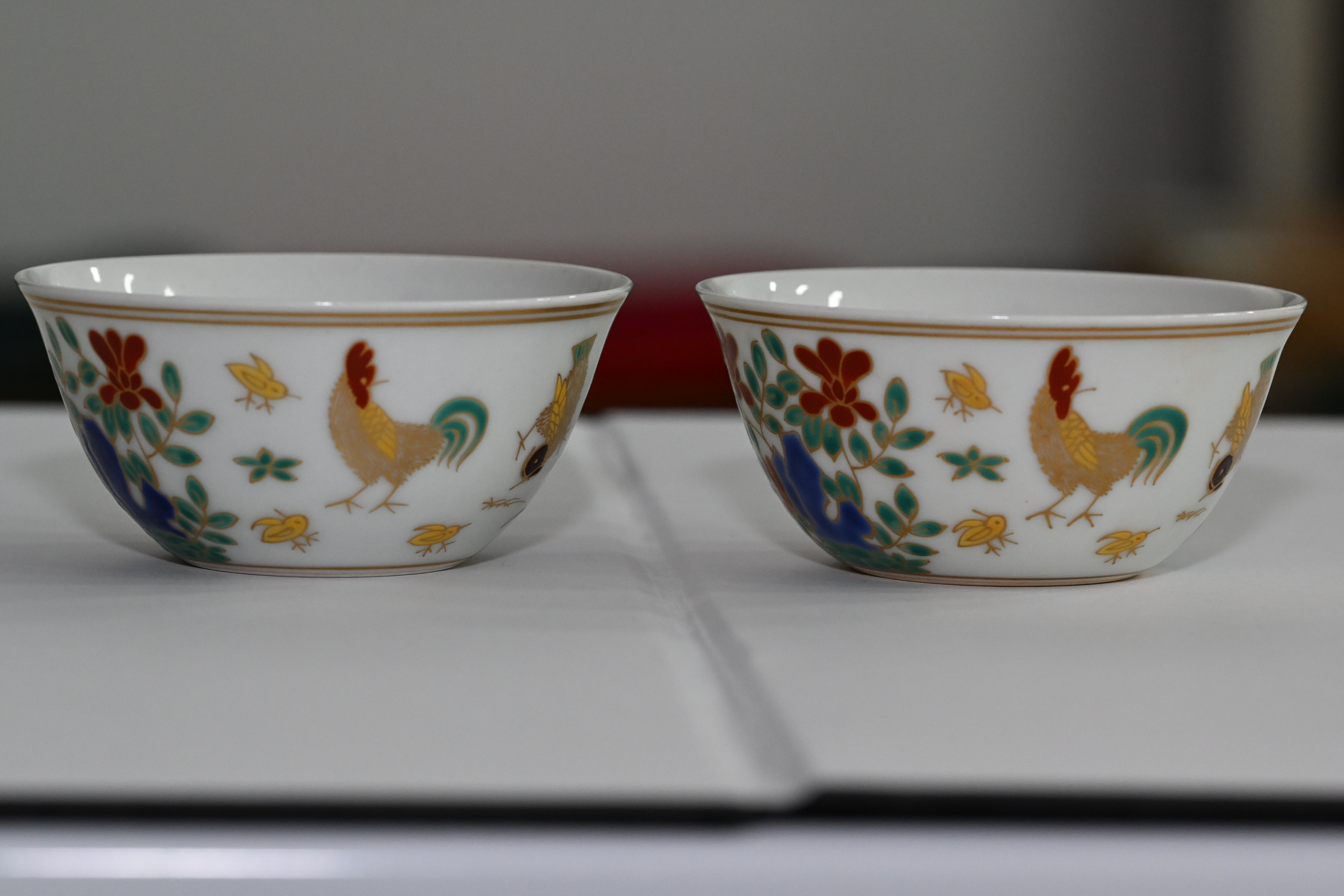 * **名称 Description:** 明代成化年鸡缸杯 (명대 성화년 계항배)
* **年代 Period:** 明 代 (명대)
* **质地 Quality:** 陶 瓷 (도자)
* **尺寸 Size:** 高: 3.8cm 口径: 8cm (높이: 3.8cm, 입지름: 8cm)
* **质量 Weight:** 一对 (한 쌍)