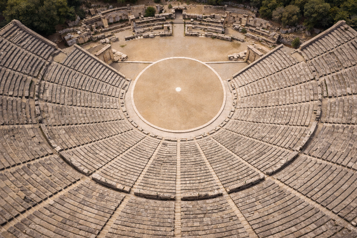 수학적 대칭미를 보여주는 에피다우로스 원형 극장 상공 뷰