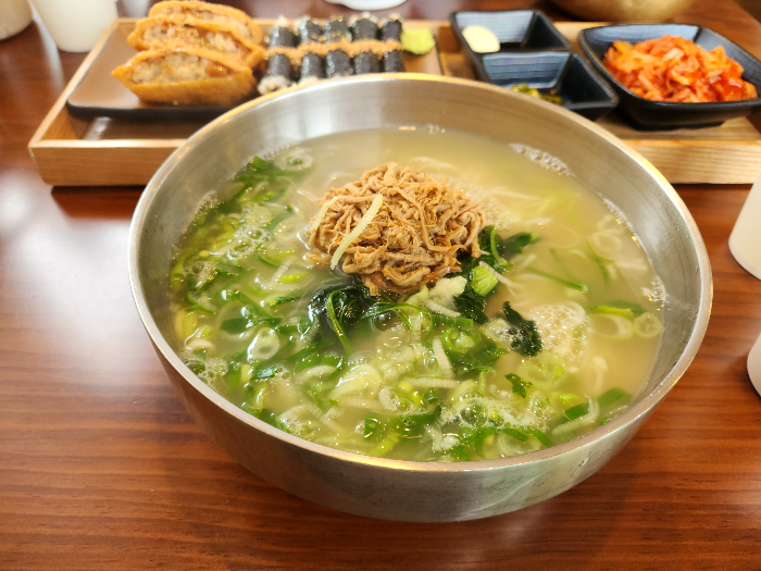 그릇에 고기국수가 담겨져 있는 모습