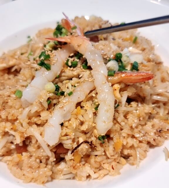 새우볶음밥에 새우 3개