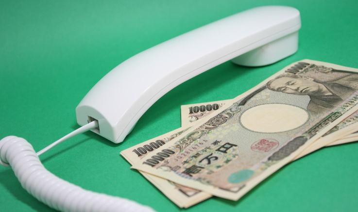 엔화가 책상위에 펼쳐져 있는 사진