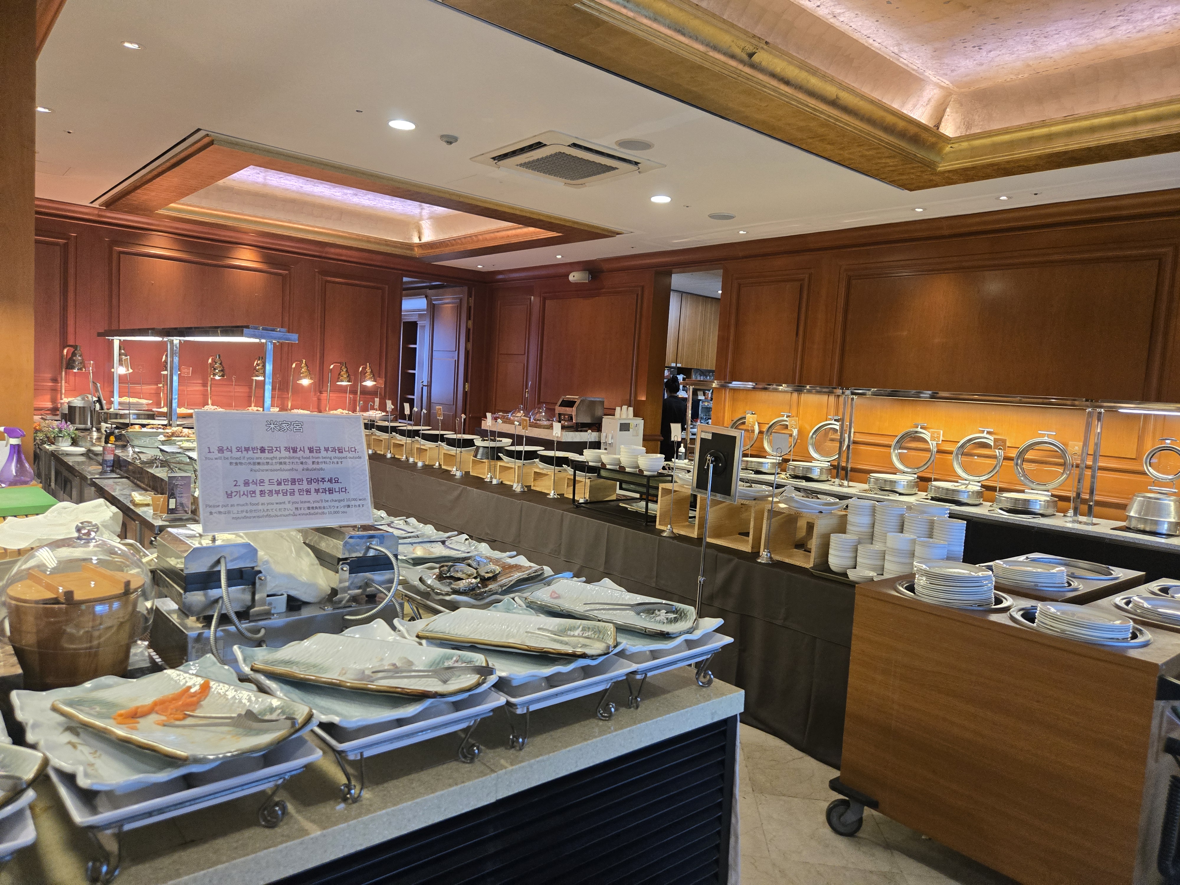 한쪽에 마련된 뷔페 코너