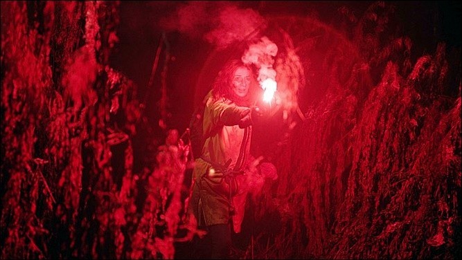 여성이 횟불을 들고 있는 모습