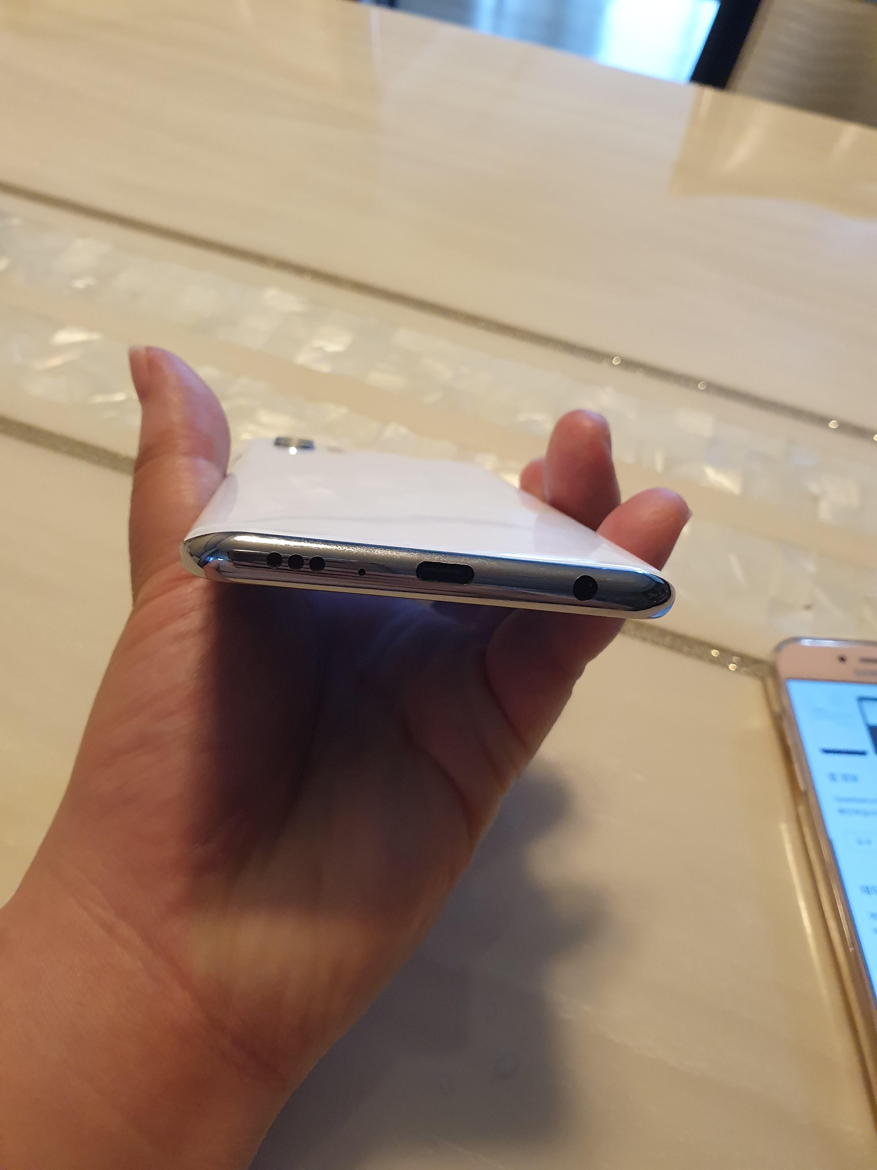 엘지 Q92 스마트폰 하단