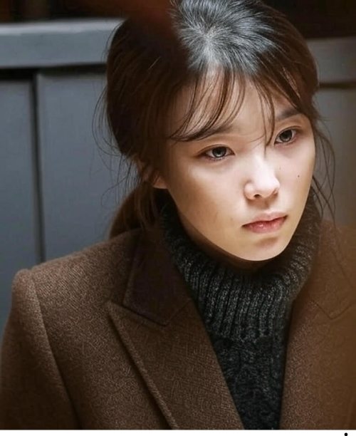 나의 아저씨에서 우연히 만난 여 주인공이 멍한 표정으로 바라보고 있는 모습