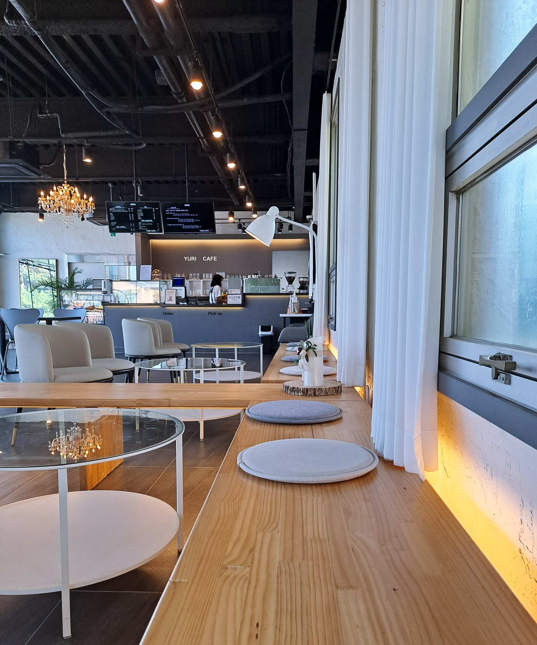 유리카페 벽면 의자