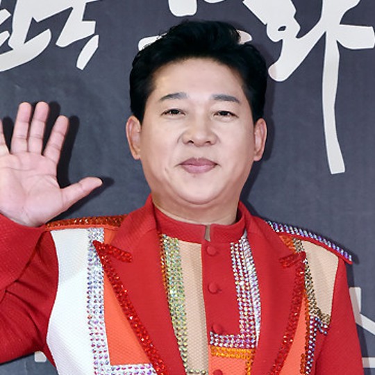 오른손을 들고 웃는 가수 박상철