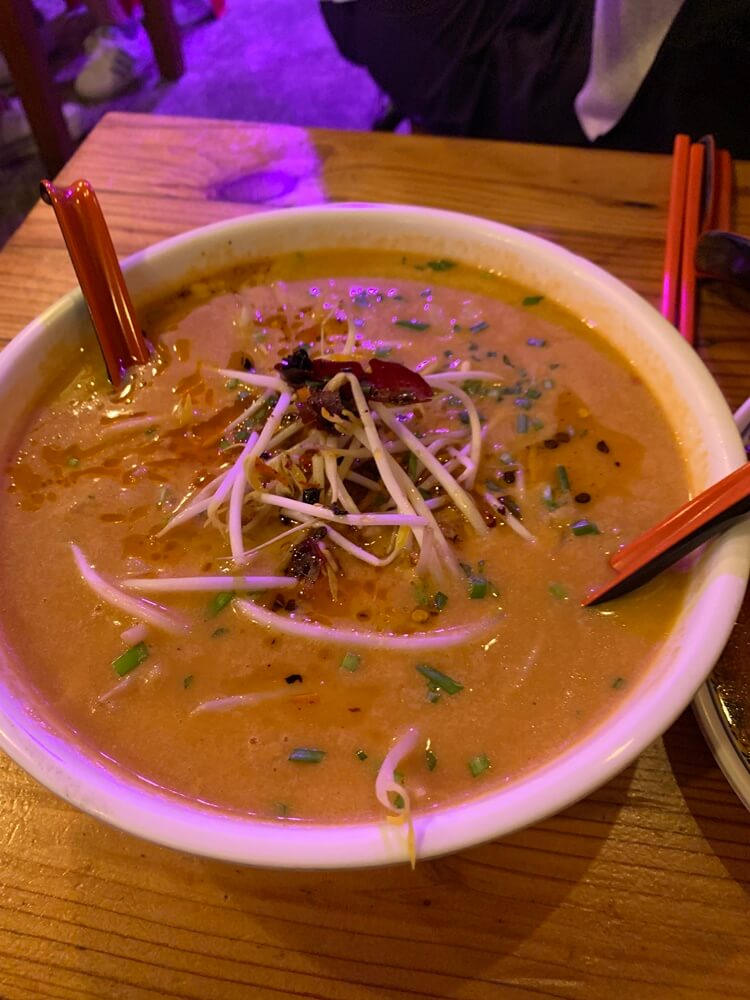 진국면에 숟가락 담가져있는 모습