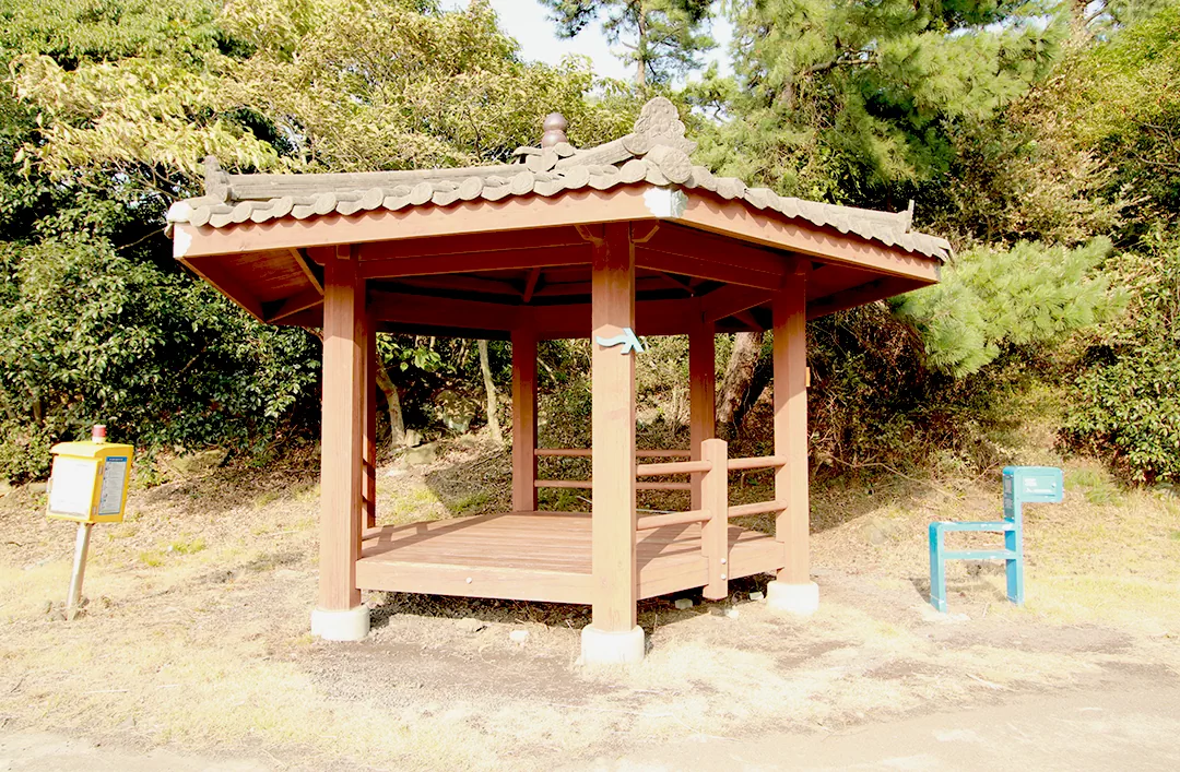 코스 중후반부 동복리 마을 운동장에 위치한 중간 스탬프 지점과 쉼터 정자 사진.