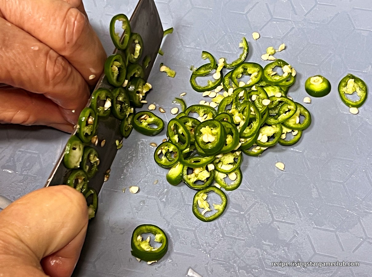 깻잎 김치 양념을 위해 고추를 써는 사진