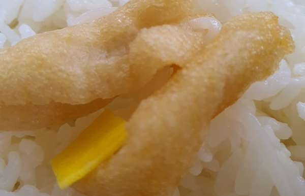 밥위에-올라간-유부