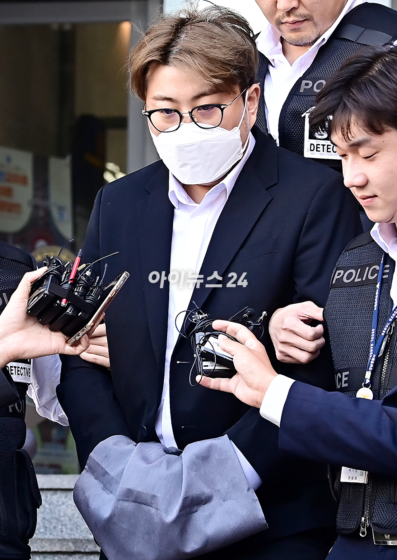 특정범죄가중처벌법(특가법)상 위험운전치상&middot;도주치상, 도로교통법상 음주운전&middot;사고후 미조치, 범인도피교사 등 혐의를 받고있는 가수 김호중이 31일 오전 서울 강남경찰서에서 구치소로 이감되고 있다. [사진=곽영래 기자]