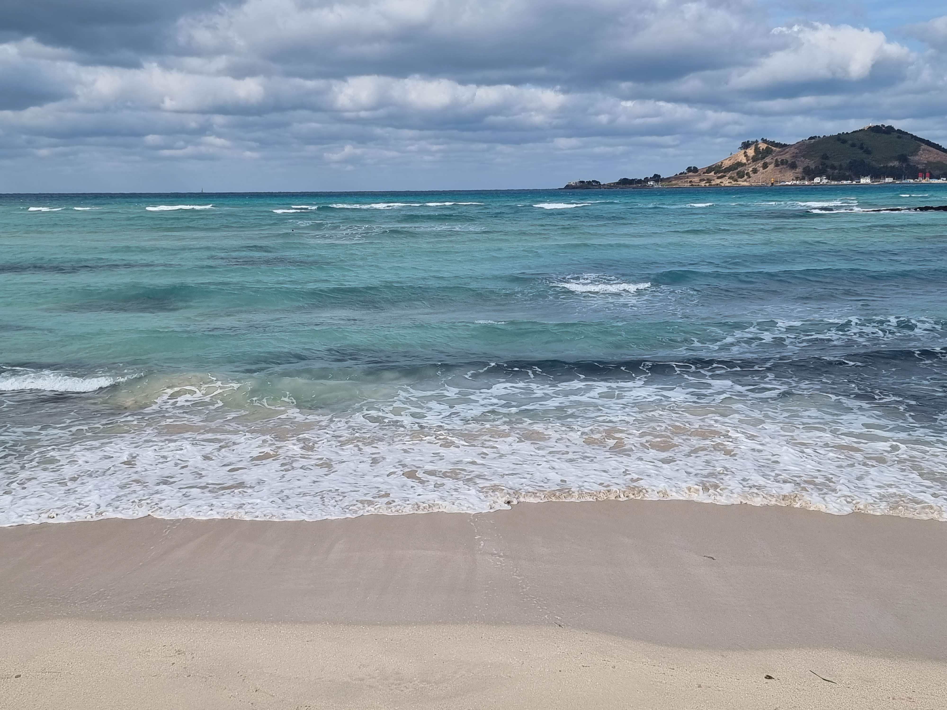 푸른빛과 흰 파도의 대비가 선명한 해안 풍경