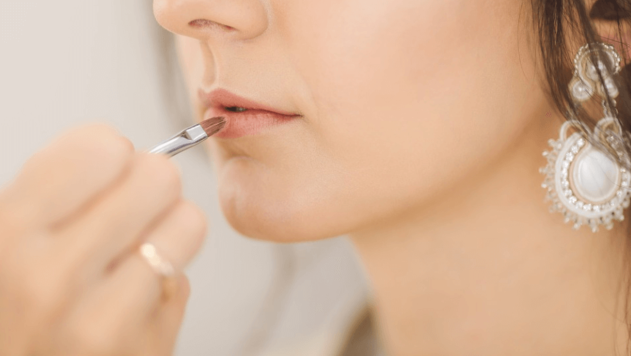 입술이 붓는 이유로 입술 화장을 하고 있다