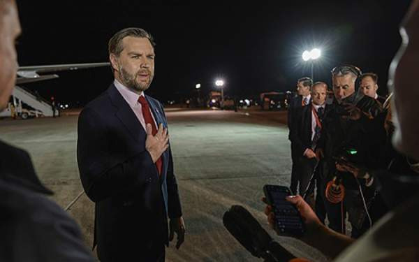 트럼프, 이란 협상단 파견 전격 취소! "18시간 비행 낭비" 발언의 속내와 중동 정세 급변