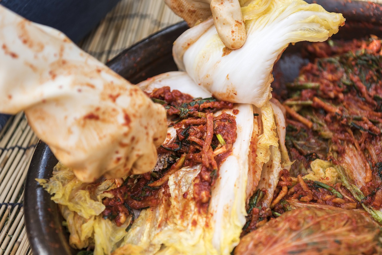 김장김치 양념 바르기