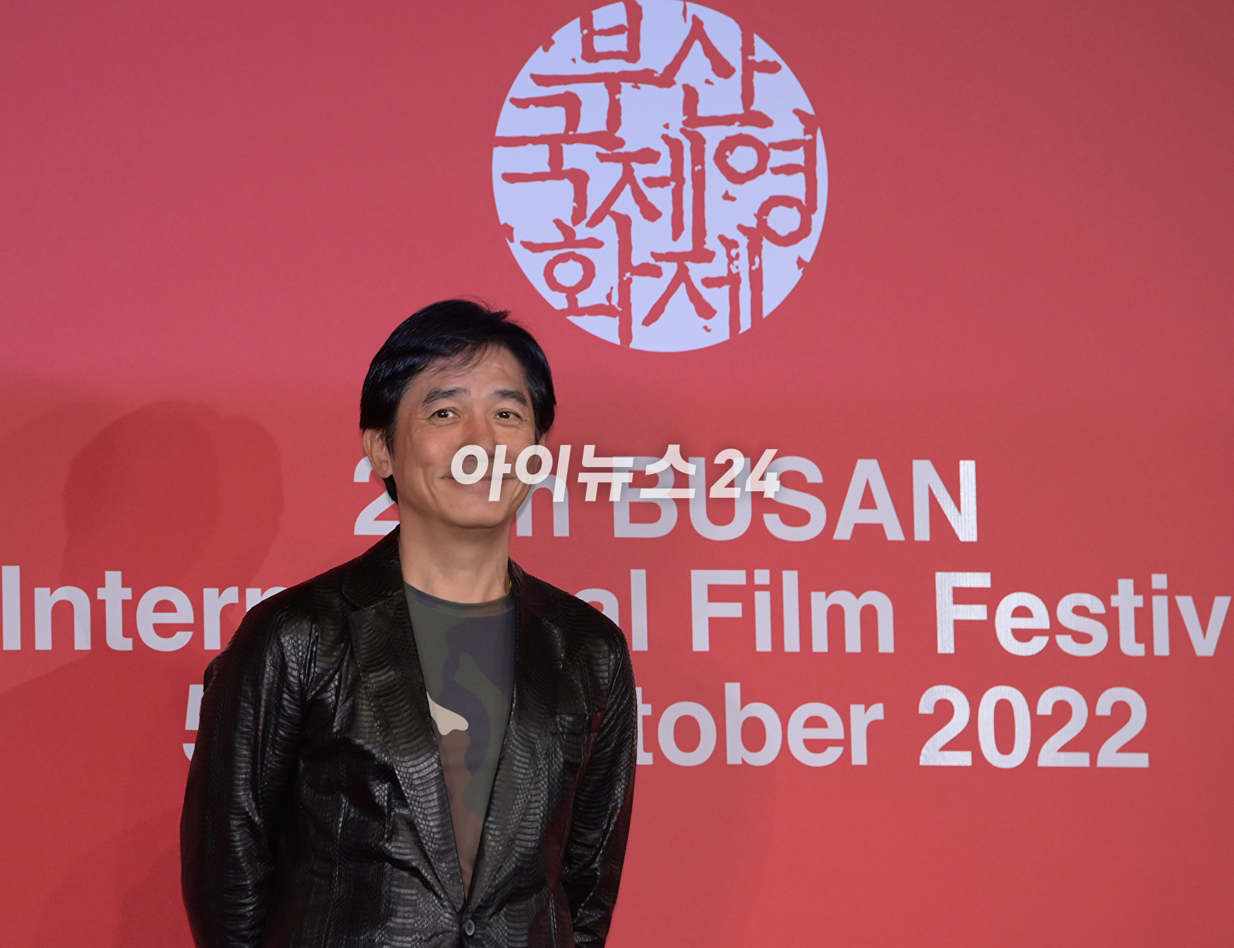 배우 양조위가 7일 오후 부산 해운대구 영화의전당 야외무대에서 열린 제27회 부산국제영화제(BIFF) 오픈토크를 마치고 팬들에 손을 흔들고 있다. [사진=정소희 기자]