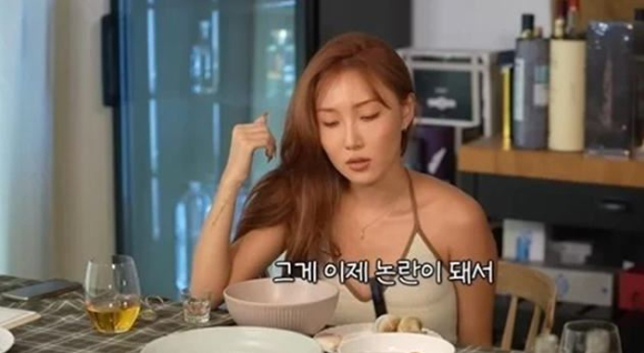 공연음란죄로 고발을 당했던 그룹 마마무 화사가 무혐의 처분을 받았다. 사진은 화사가 유튜브'성시경'에 출연해 '외설 논란' 이후 시달렸던 악플에 대해 이야기하는 장면. [사진=유튜브 '성시경' 캡처]