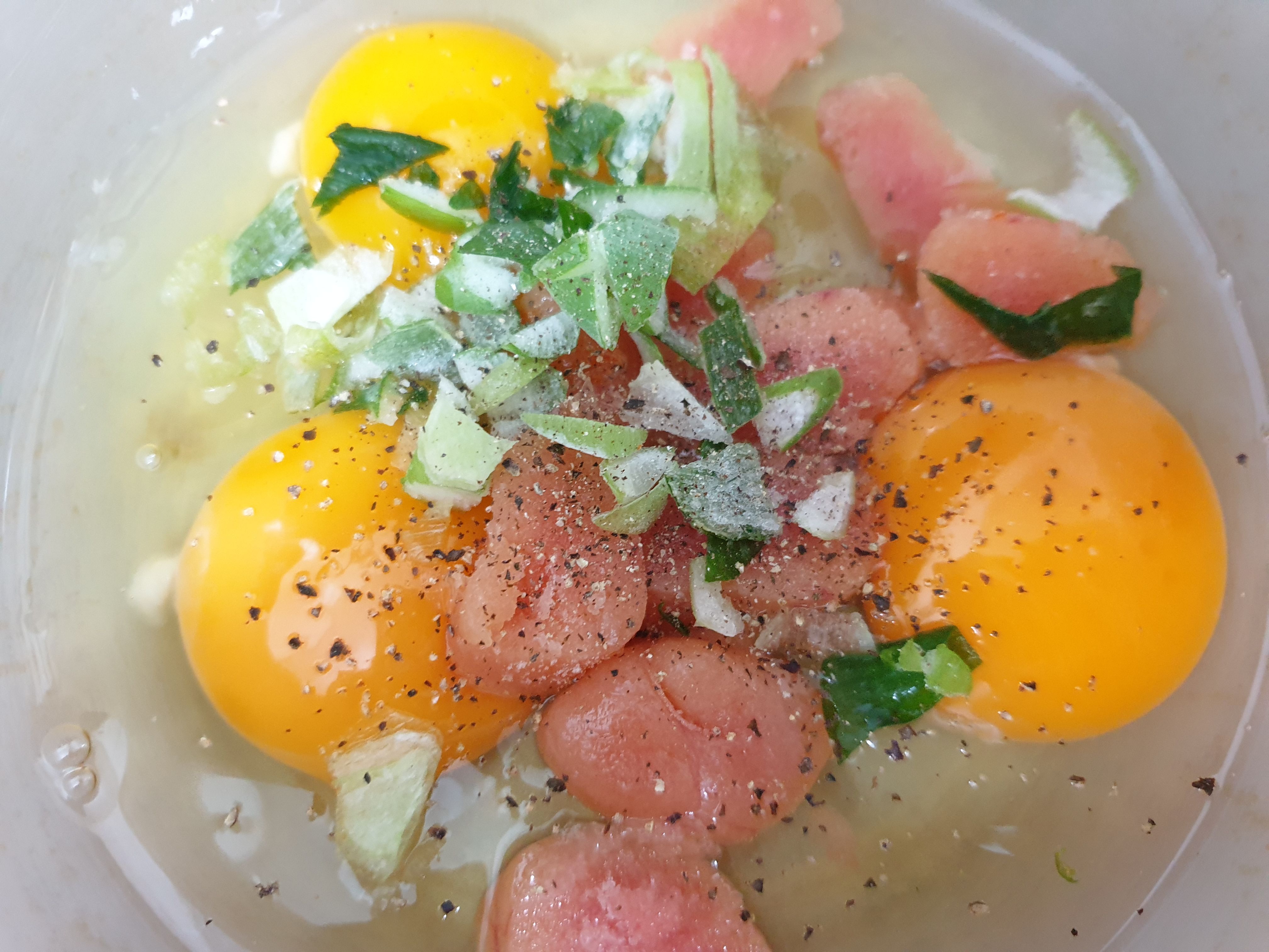 그릇에 깬 계란과 자른 명란