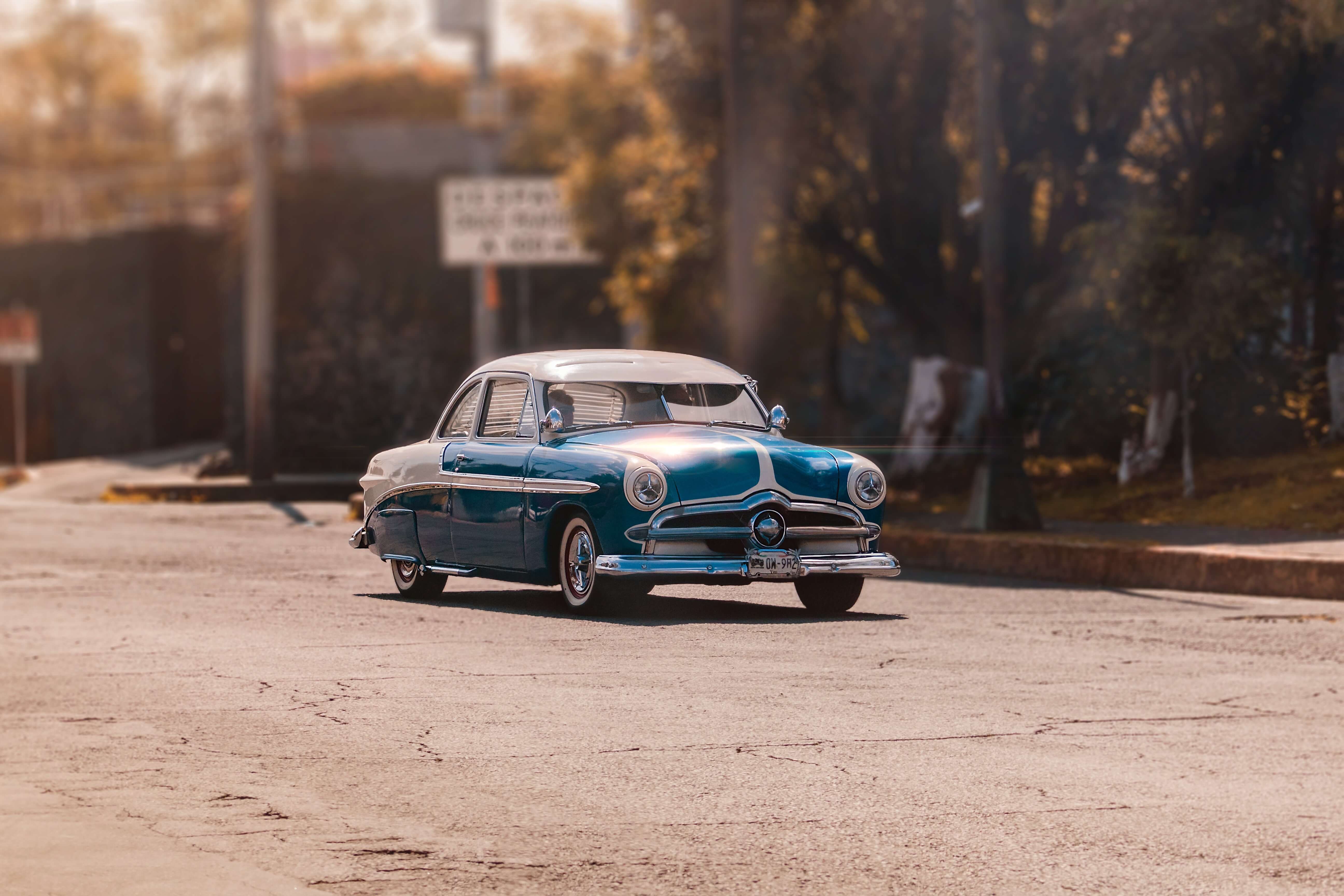 비포장 도로를 달리는 클래식카