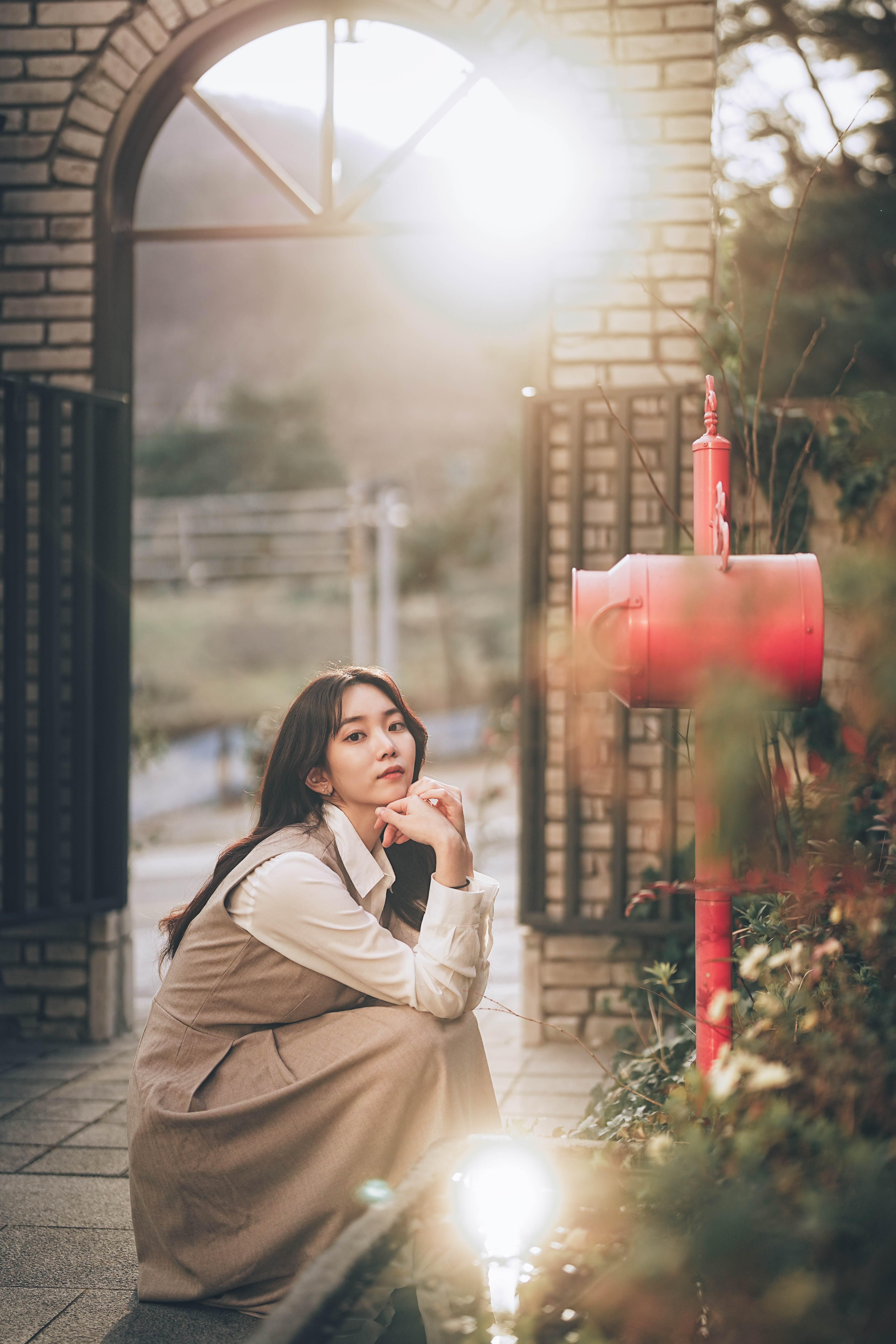 햇살이 드는 야외에 앉아있는 사람