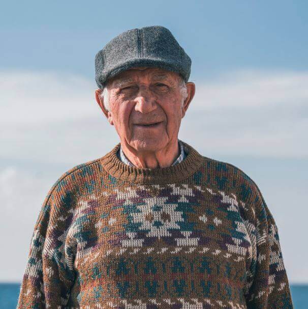 정면을 응시하고 있는 할아버지