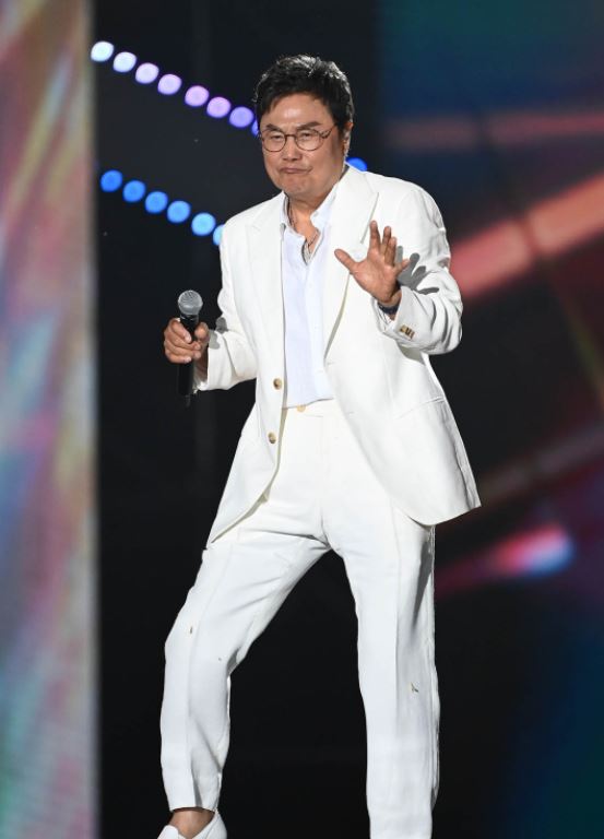 트로트 가수 남진 공연 무대 모습