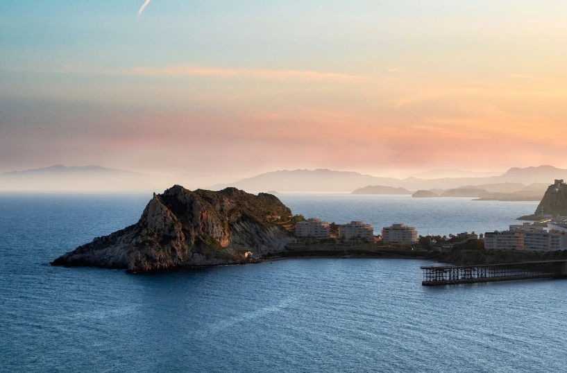 산과 바다가 함께 있는 사진