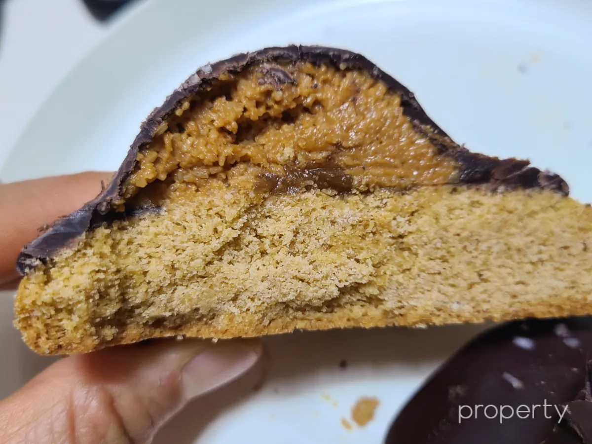 솔티카라멜쿠키-반쪽-카라멜과카다이프가섞인-제일-안쪾에-카라멜크림-두꺼운-두께의-쿠키