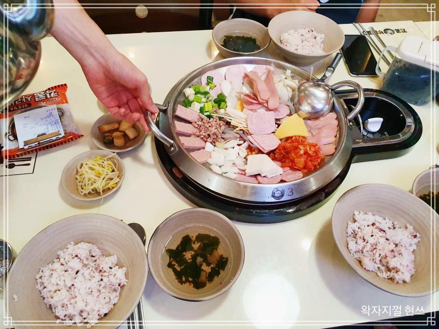 밑반찬과-함께-세팅된-부대찌개